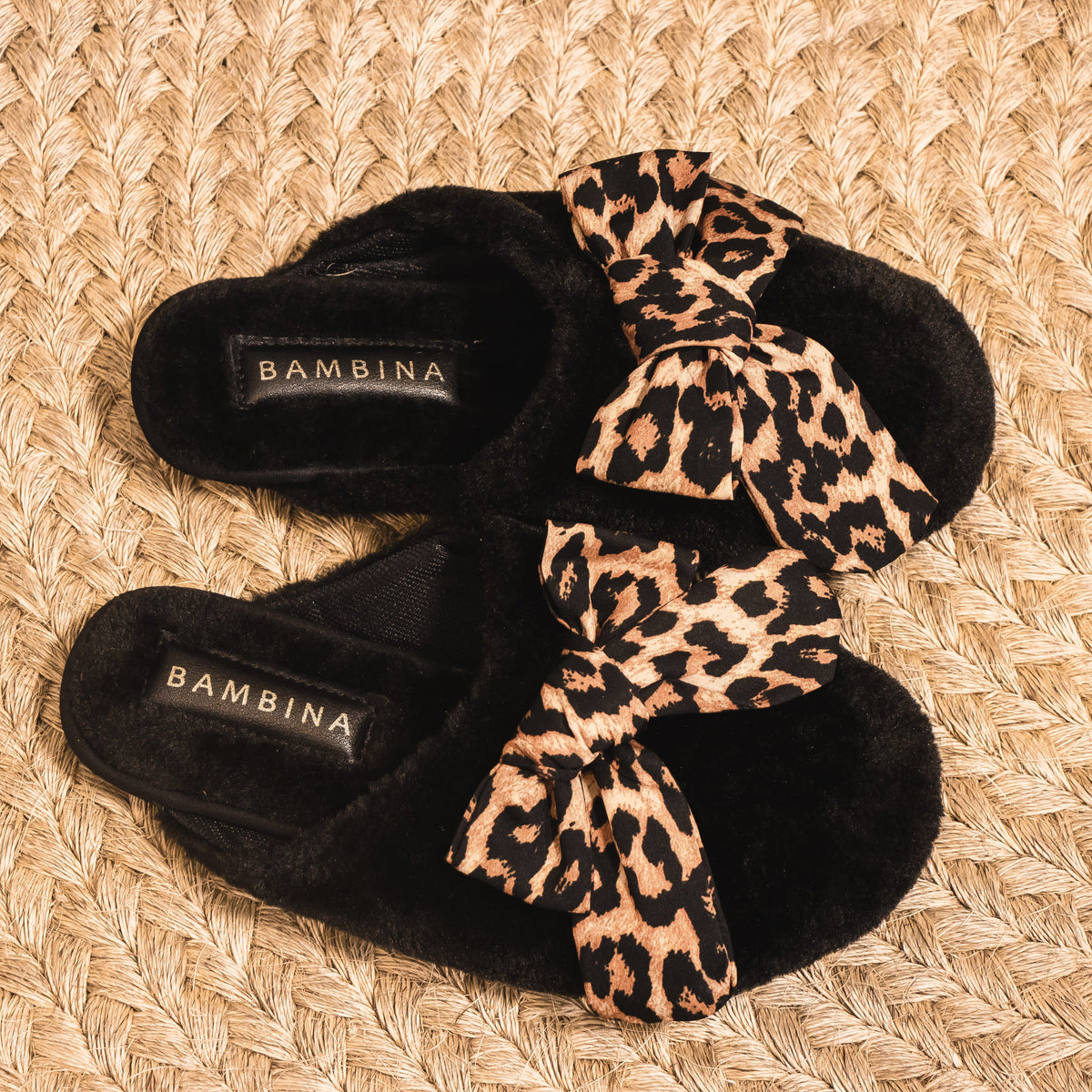 Pantuflas Cozy Leopard Bow – Felpa Negra con Moño Animal Print