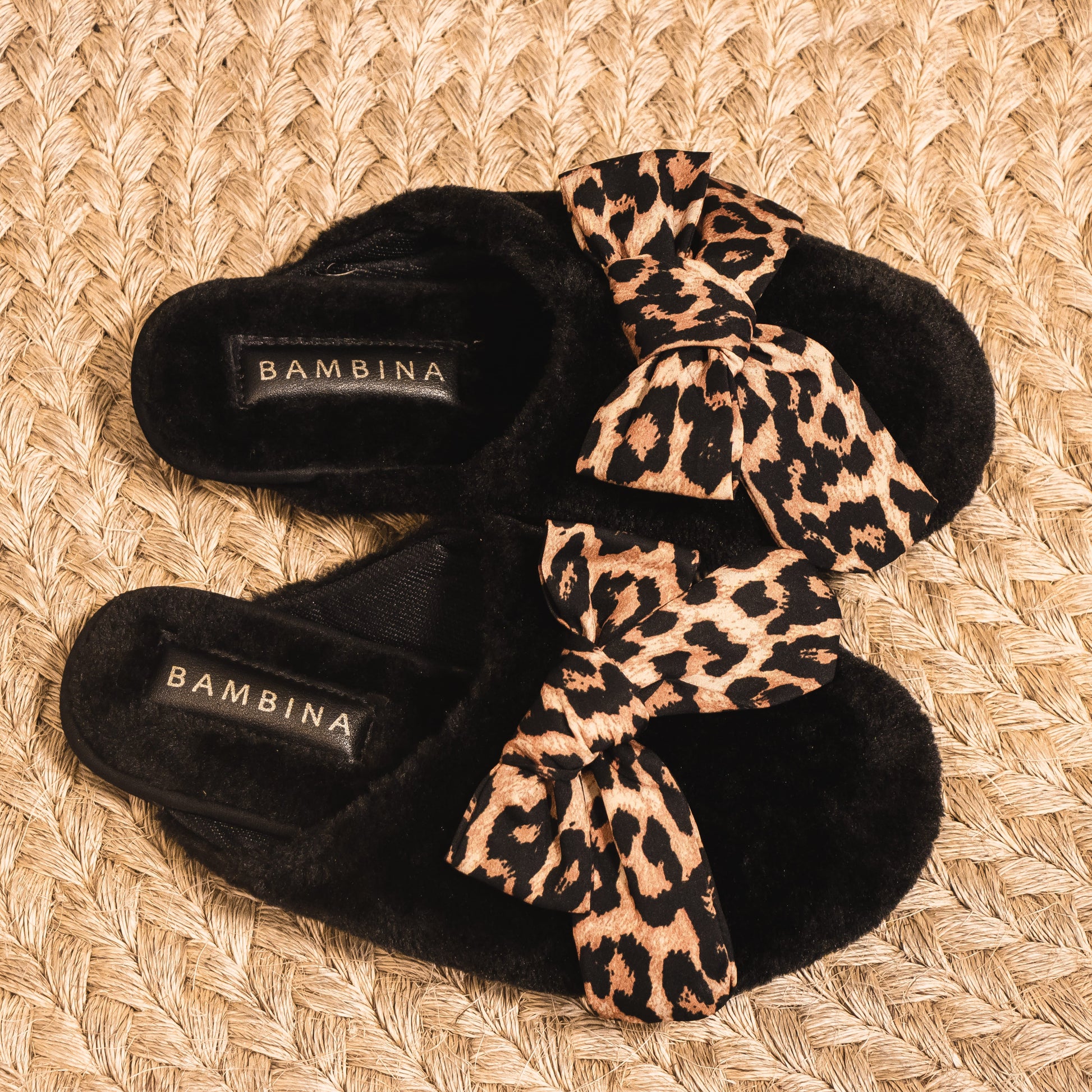 Pantuflas Cozy Leopard Bow – Felpa Negra con Moño Animal Print