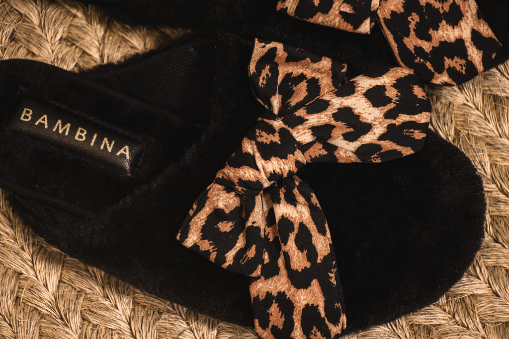 Pantuflas Cozy Leopard Bow – Felpa Negra con Moño Animal Print